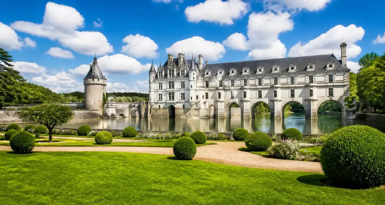 Château de Chenonceau, jardins et reflet sur le Cher