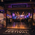 festival coreen tours : file devant les stands Korean Tours Festival à Tours