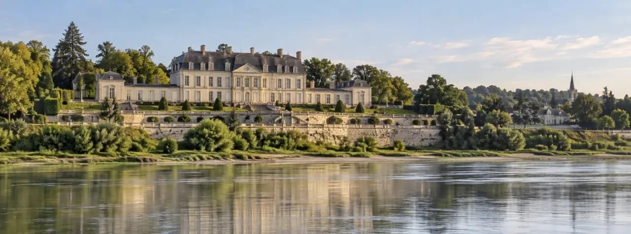 Château de Ménars vu depuis la rive gauche de la Loire
