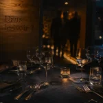 Restaurant insolite tours : dîner dans le noir, salle obscure, table dressée