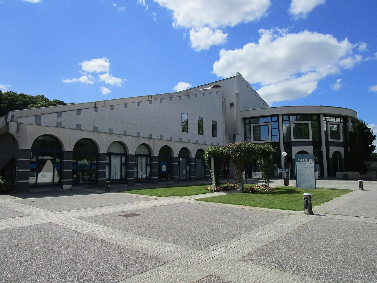 Façade de l’Espace Jacques Villeret dans le quartier des Fontaines à Tours