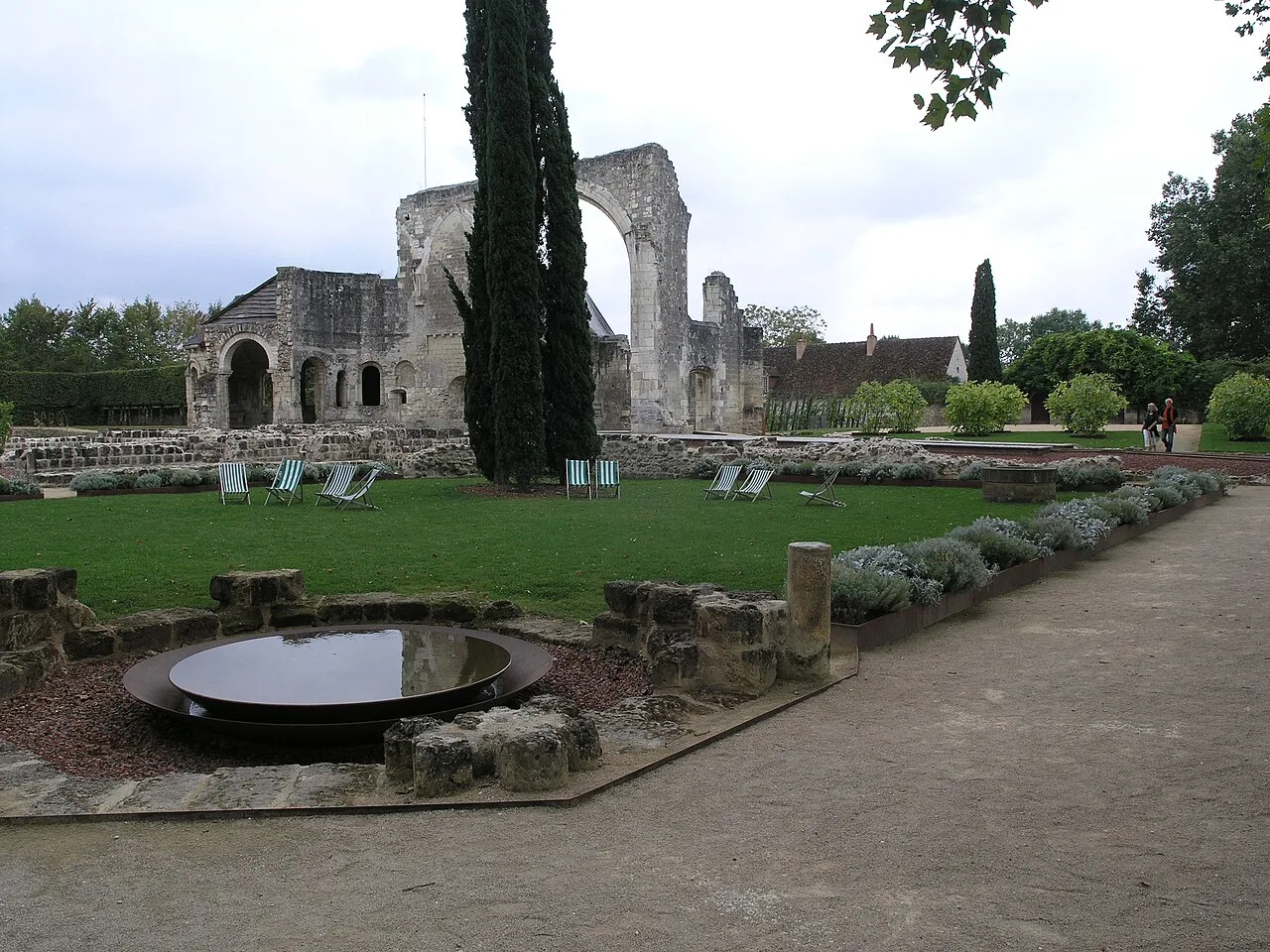 Les vestiges de l’église du Prieuré Saint-Cosme, vus depuis le jardin.